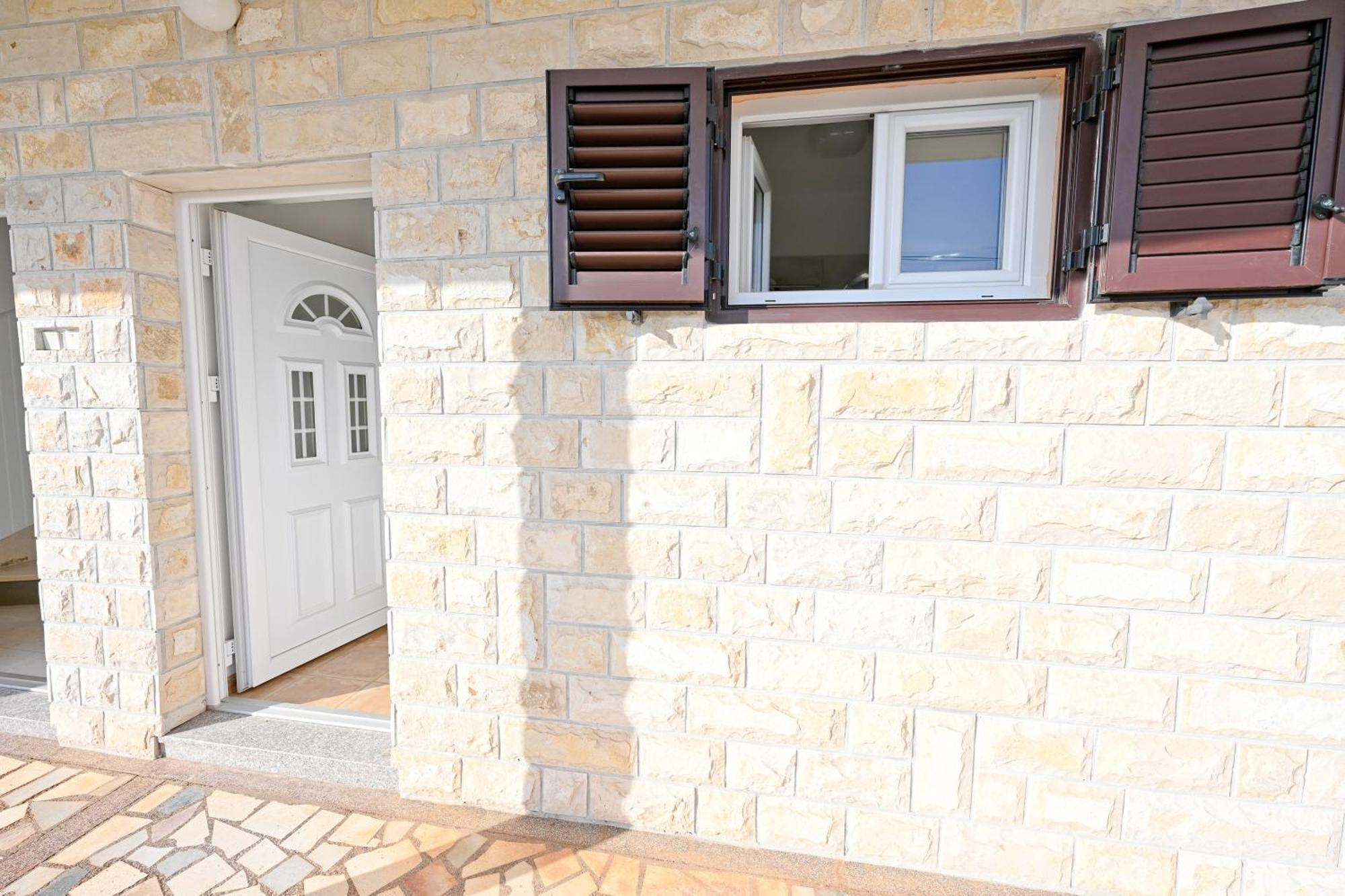 Brane With Swimming Pool Apartment