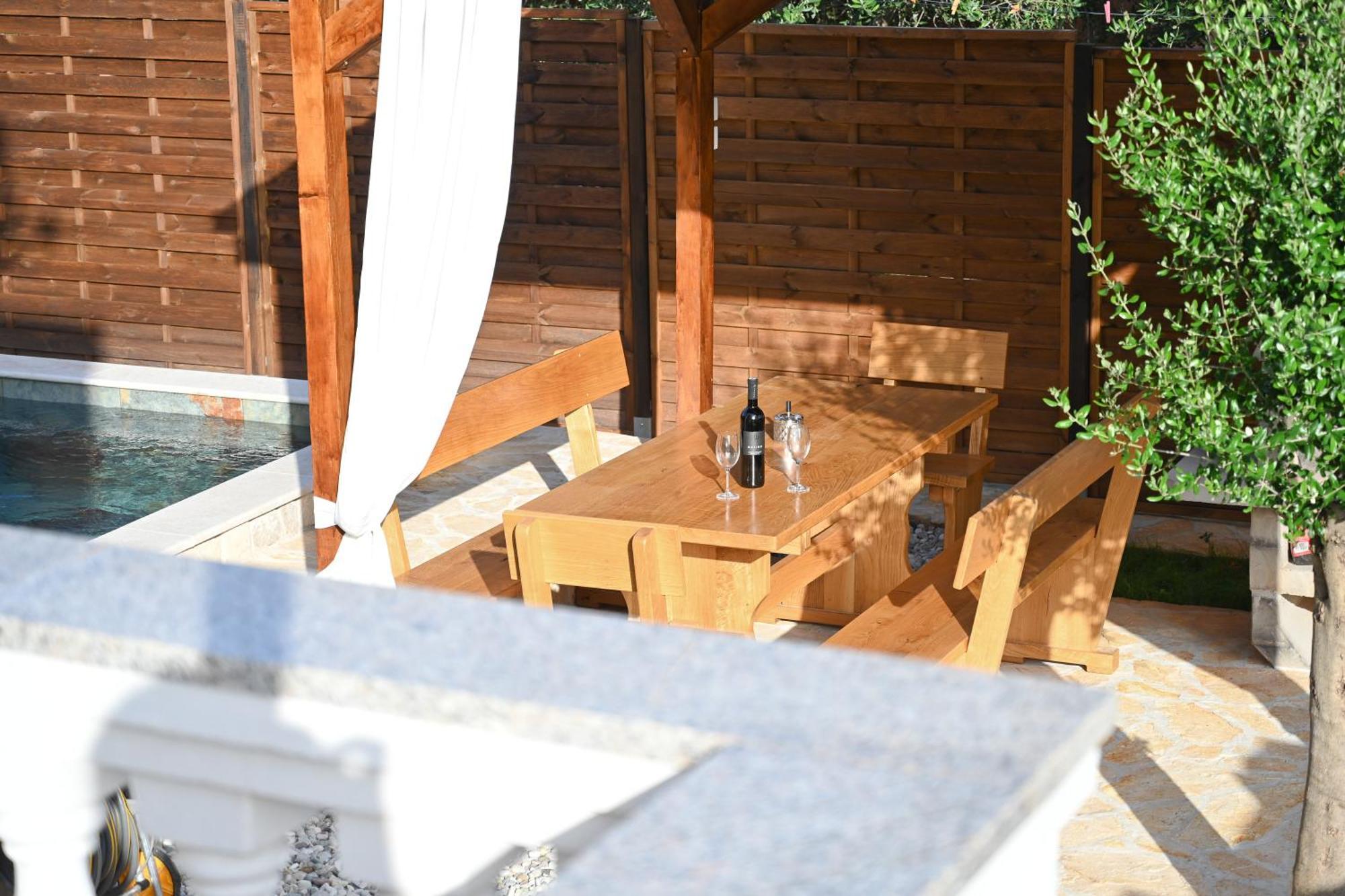 Brane With Swimming Pool Apartment Zadar