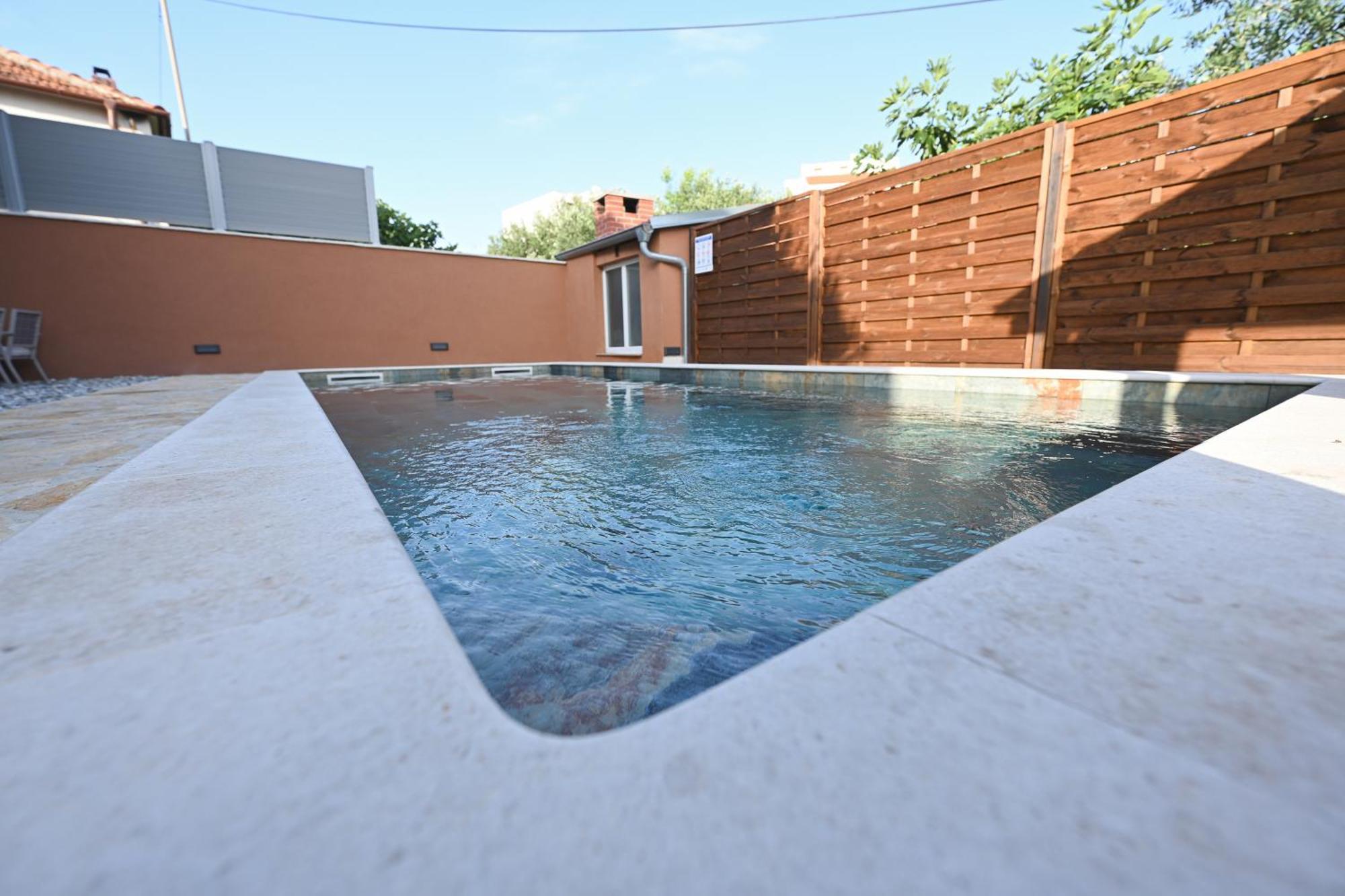 Brane With Swimming Pool Apartment *