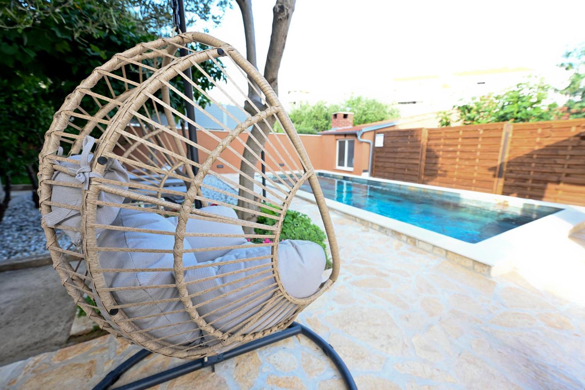 Brane With Swimming Pool Apartment